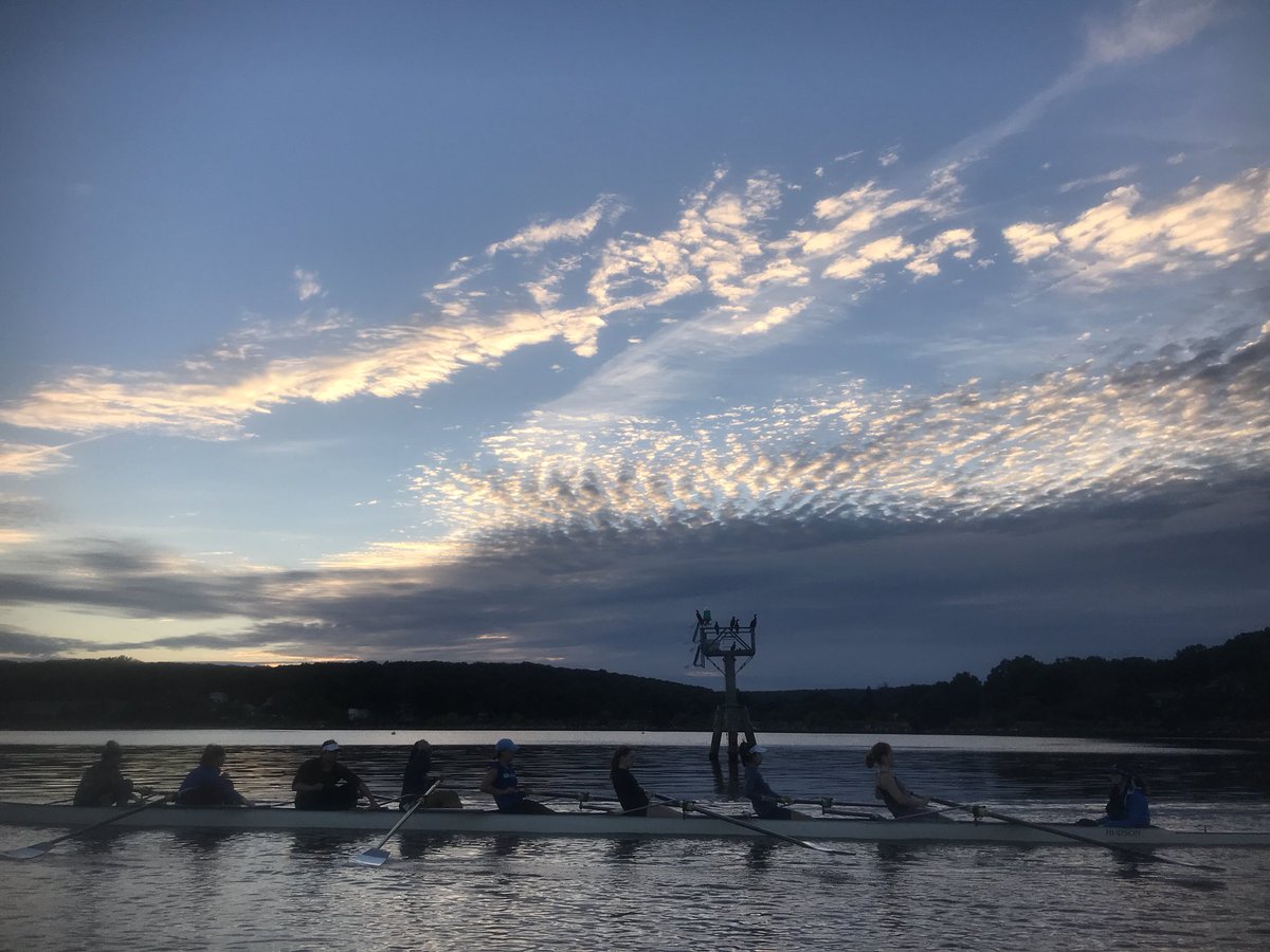 CoCoWoRow's tweet image. Beautiful night on the Thames yesterday- Awesome day of practice!