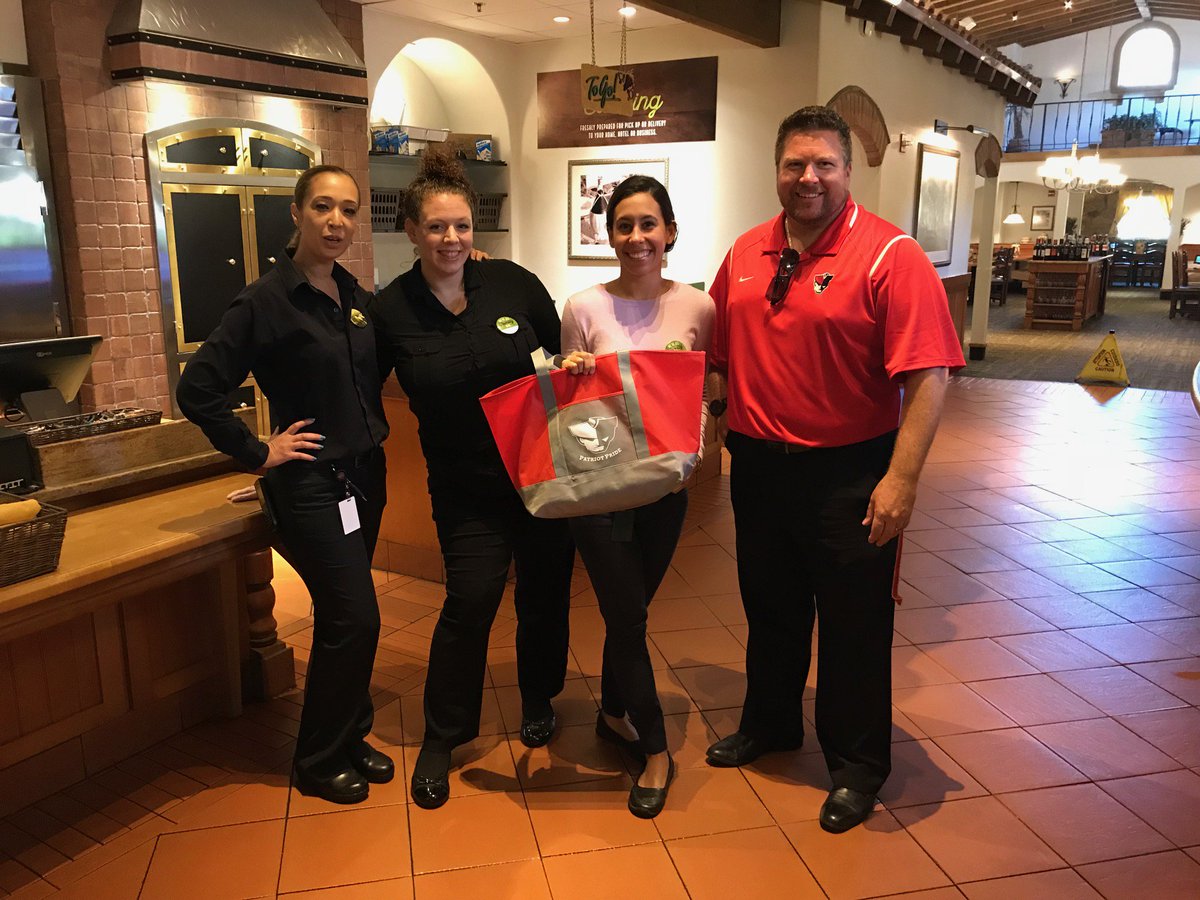 OCPS_FreedomHS's tweet photo. A special thank you to our Partners in Education at @olivegarden in Orlando for providing lunch for our First Responders at World Heart Day. Here is our AP Mr. Walker presenting the team with a token of our appreciation. #FreedomHSWorldHeartDay #FHSNation @DrBorder_OCPS @hsdocps https://t.co/nUgQAYw98S