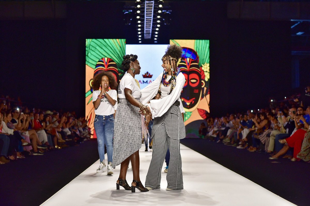 DivagandoCol's tweet photo. La diseñadora y cantante Bogotana @Lia_Samantha presentó en el @Caliexposhow su colección Selva Negra, nombre que también llevará su primer sencillo. Lía argumentó “es el Pacífico desde mis ojos” #revistadivagando #divagando #caliexposhow https://t.co/b0SNDSnQls