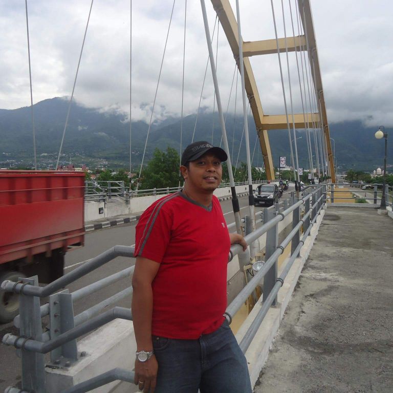 GhyeSaimima's tweet photo. Salah satu icon kota Palu yg ikut roboh diterjang Tsunami #JembatanKuning https://t.co/oRKq1QiotI