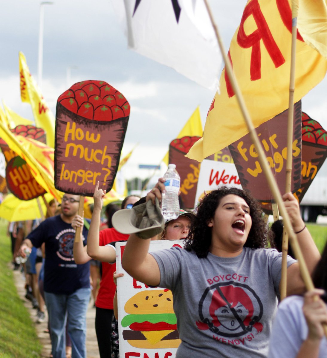 sfalliance's tweet photo. 📸🍅✊🏽 Students and youth meet in Immokalee at #2018Encuentro to escalate campaigns to #BootTheBraids; put finishing touches on upcoming “Pulling Back the Curtain on Wendy's” National Week of Action, Oct. 22-28… See the full photo report here: https://t.co/6lta02xKh7 https://t.co/mk7AiqmTwu