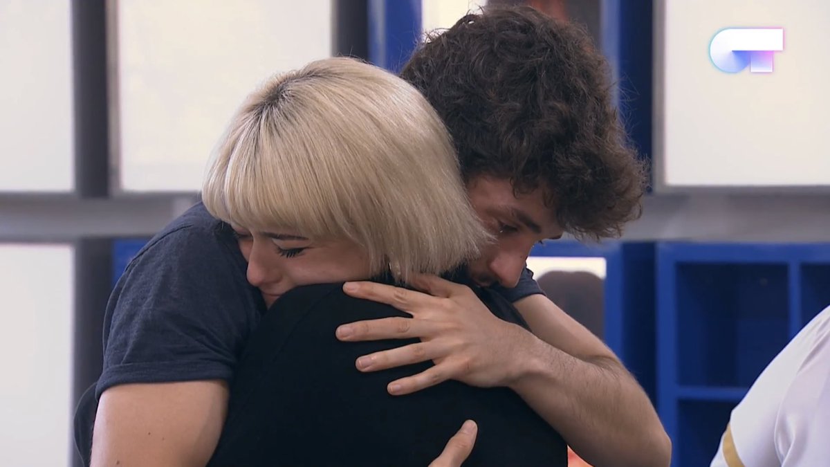 SoloSilviaYo's tweet photo. Qué bonitos por dios. Grande @ItziarCastro haciéndoles sentirlo tanto 😍 #OTDirecto28SEP https://t.co/Z8w35jSoem