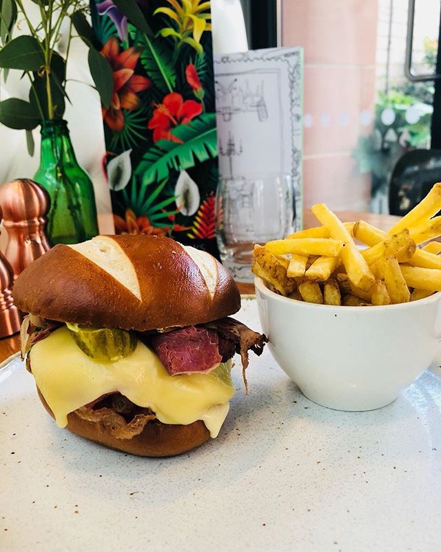 OddfellowsCH1's tweet photo. What a way to start the weekend π a delicious pastrami sandwich on a pretzel bun π .
.
.
.
#foodporn #food #foodphotography #foodie #instafood #oddfellows #oddfellowschester π·: @oddfellowsch1 https://t.co/NCDIcwRhRY