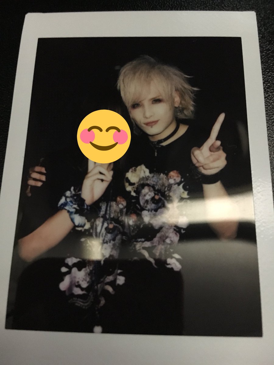 KiryuuTakemoru's tweet photo. 相方と大阪観光＆Royzさん9周年ライブ楽しすぎた✧ ＼\ ٩( '神' )و /／  ✧
三角公園もめちゃくちゃ楽しかった！！！
次は次ツのファイナルかな…

安定の周年の当たりチェキ運ʚ♥︎ɞ https://t.co/PTZfOlovq0