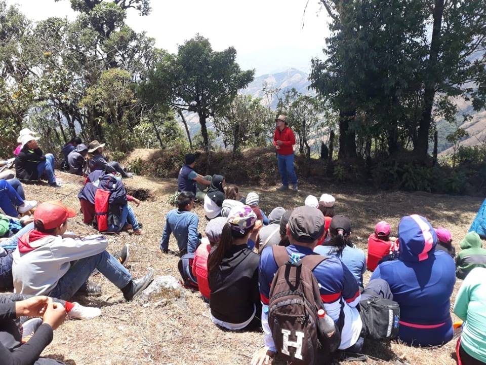 PozulTenencia's tweet photo. #Turismo en la provincia de #Loja, visita San Juan de #Pózul, visita el majestuoso cerro #Pircas.
Los asistentes a la Caminata recibieron recomendaciones como armar una carpa para acampar.
#Turismo
#Los4MundosDelSur
@Lenin @PonceDeLeonEC @serranodelsur @eleduja https://t.co/xOLcTs0trr