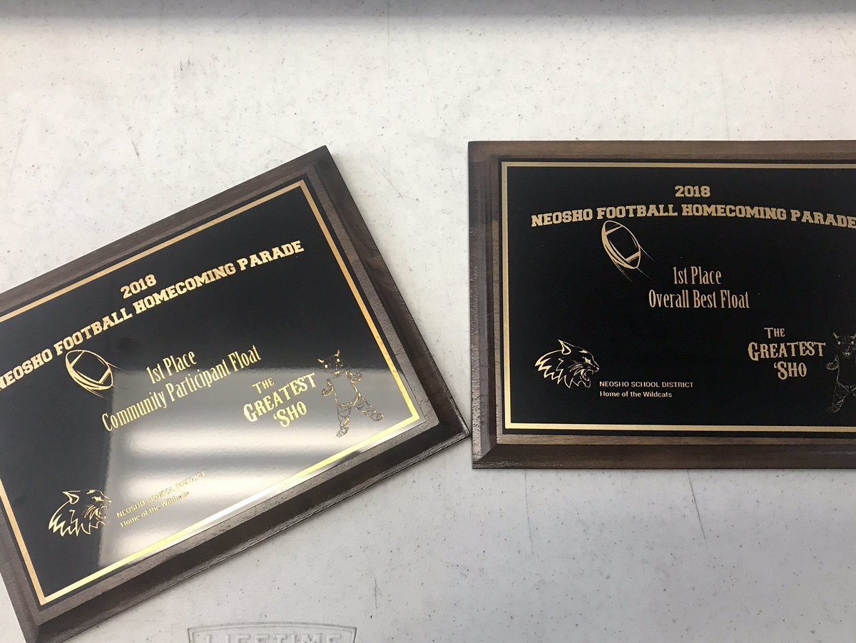CornerCat_NHS's tweet photo. #NHSHOCO2018 Parade awards!  Where’s your spirit #wildcatnation ! @Neosho_HS https://t.co/1nhjBCPRnX