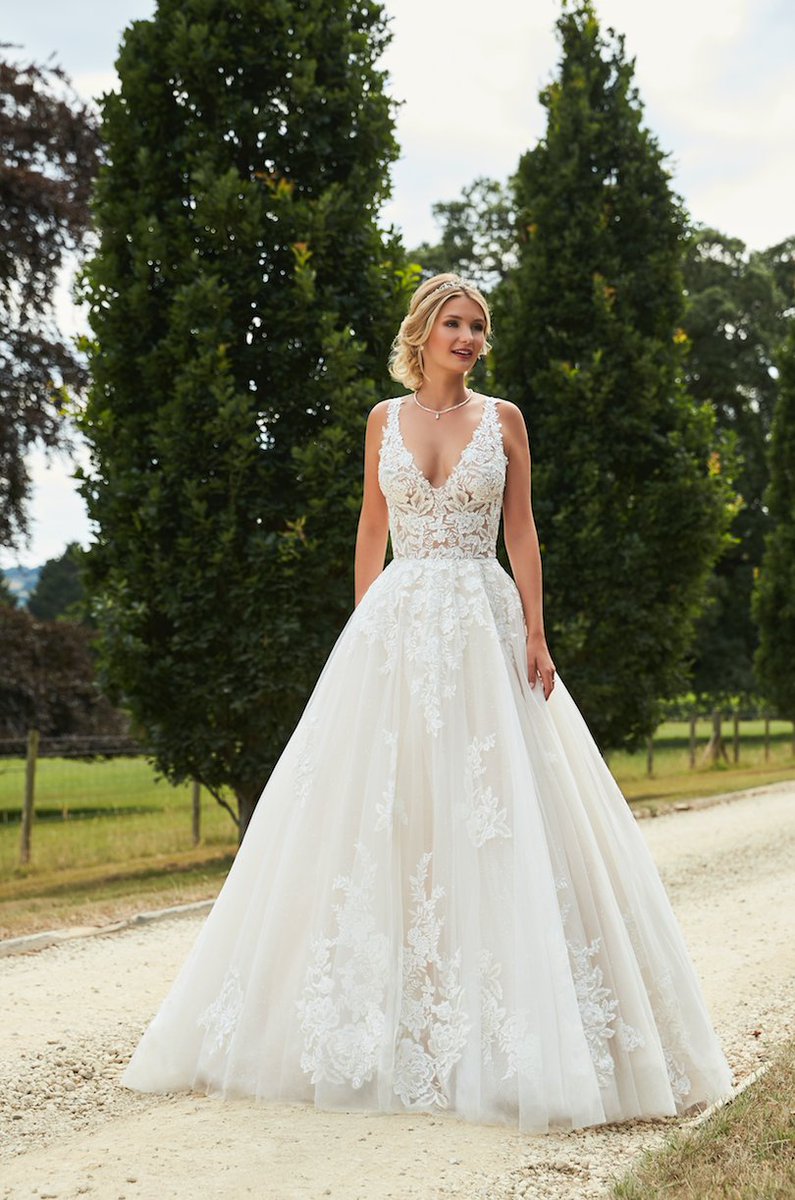 RomanticaDevon's tweet photo. Here's another sneak peek at the brand new Romantica collection, arriving soon!! #romanticacollections #romantica #firstlook

Look out for the exciting 2019 collection here: https://t.co/UpUG19gJxx https://t.co/w0jnlMUIFg