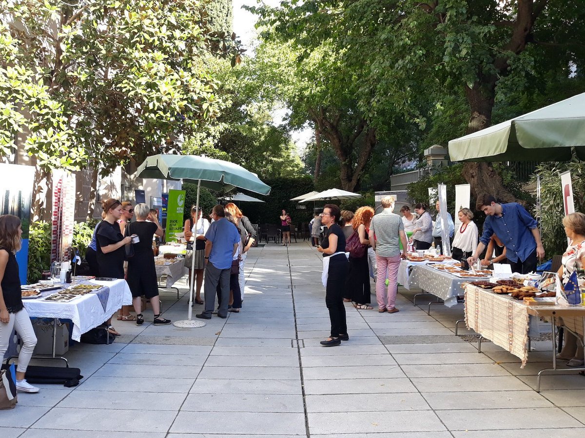 SLOinESP's tweet photo. Los puestos de la feria gastronómica están empezando a invitar a las tripitas vacias, y en breve sonará el timbre para anunciar la primera ronda de speakdating 🗣#DEL2018 en pleno proceso. https://t.co/aTNrIVGqcX