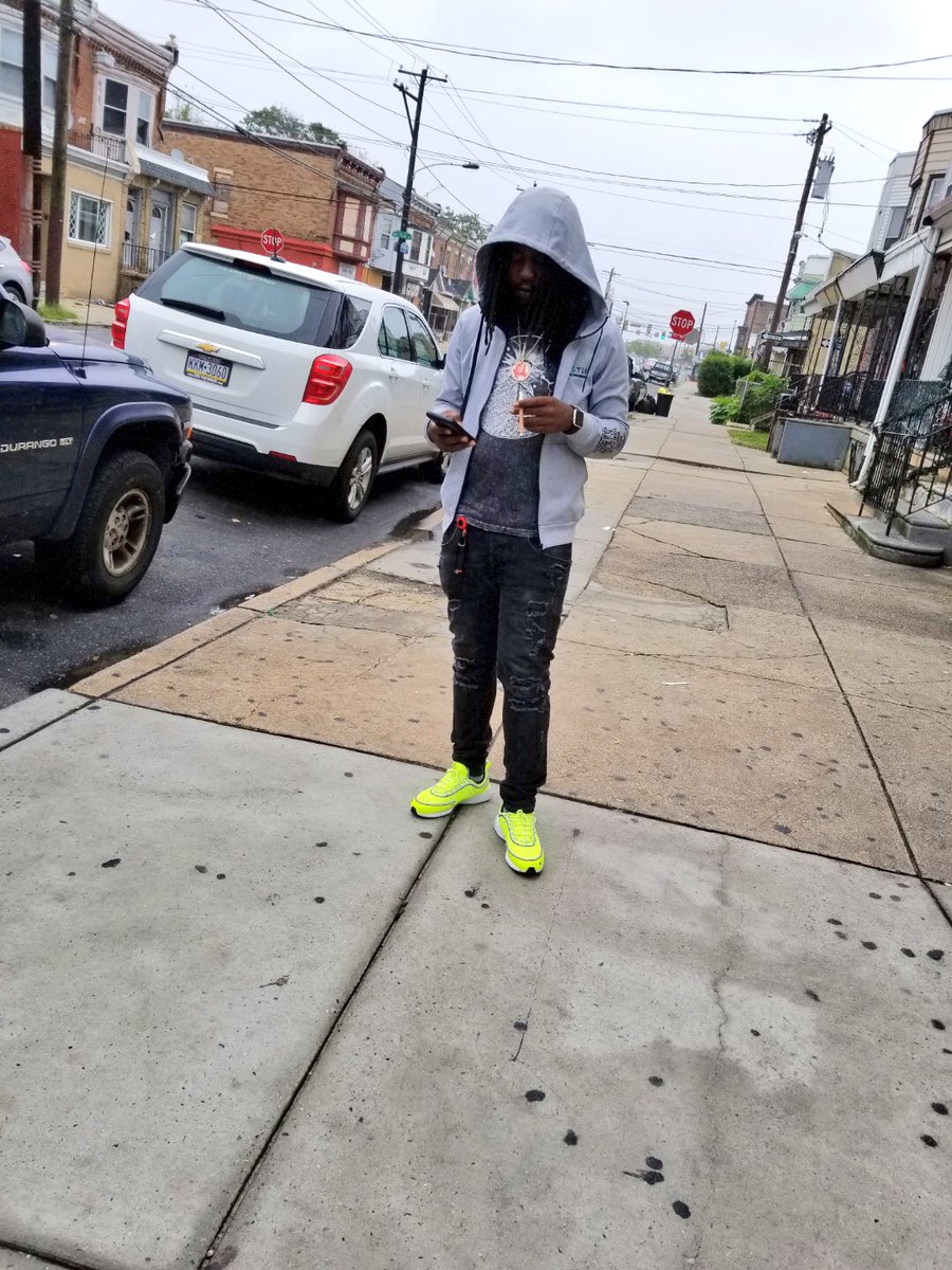 parkside_saf52's tweet photo. Ya shoebox ain’t nothin to me i make hundreds in my sleep #Sesly #StackOrStarve 💪🏾😎 https://t.co/8bwjjUhSIf