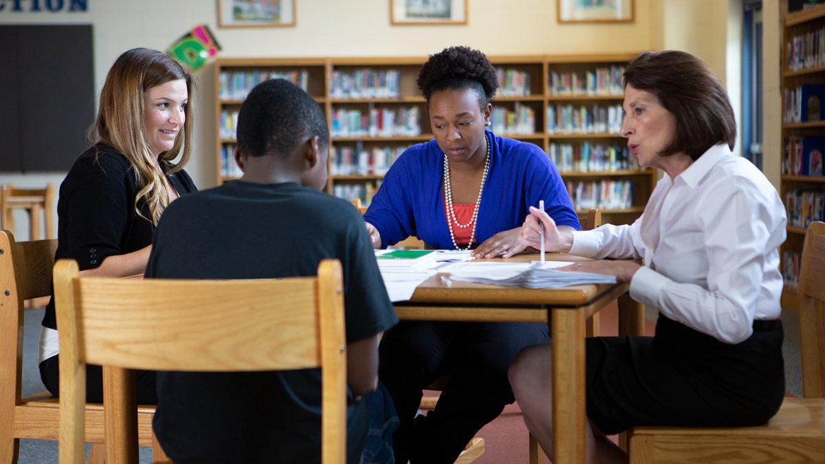 BankofAmerica's tweet image. Thank you to @NanelleNapp, a Bank of America employee who goes above and beyond for her community and inspires us to do the same! Read more here: go.bofa.com/4eqe2