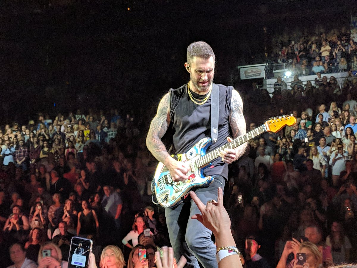 SamMyers118's tweet photo. @adamlevine Awesome Concert in Columbus, Ohio on Tuesday!  Had a fantastic time!  Thanks for the great show! #RedPillBluesTour https://t.co/Mt15X2DMrc