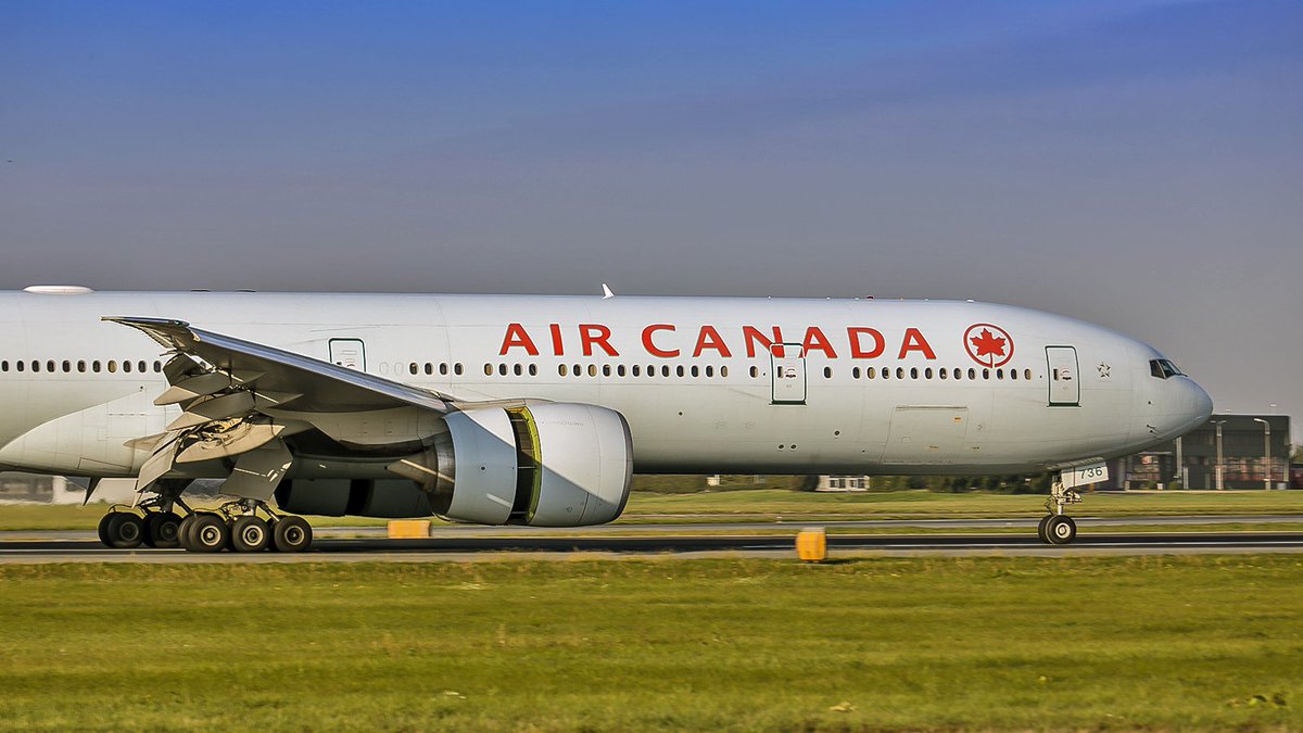ChopinAirport's tweet photo. #LotniczaCiekawostka - #Boeing #B777 @AirCanada
Dzisiejszy lot #AC826 trwał prawie 8 godzin, samolot przeleciał ponad 7100 km ze średnią prędkością ok 900 km/h i 🛬 o 8:20.
Egzemplarz C-FIUV ma nieco ponad 10 lat i 400 miejsc pasa��erskich (3 klasy)
#flyWAW 📸Dariusz Kłosiński https://t.co/4paNVspMbv