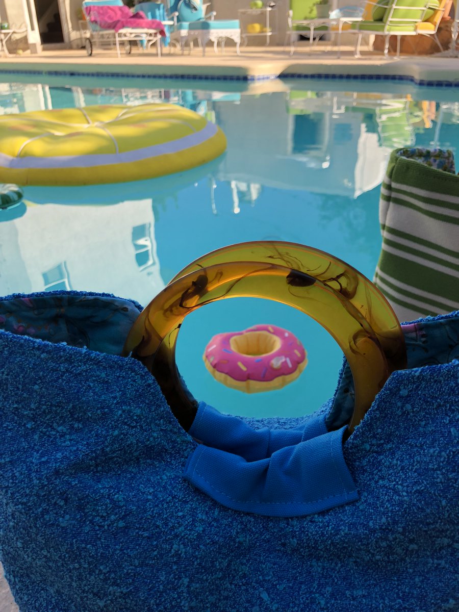 DJSATOSHI188's tweet image. Happy #Friday! Always look for the #donut no matter where you are! #donutfloat #poolfloat #tgif #dougnut #swimmingpool #pool