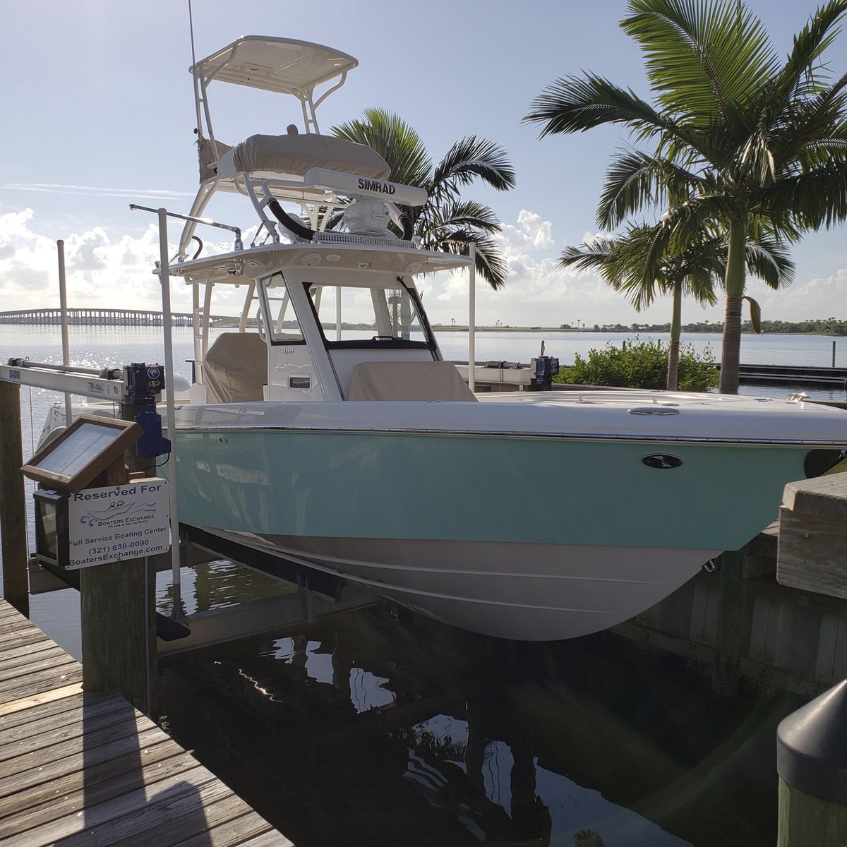 EvergladesBoats's tweet photo. ❗️Friday Feeling ALERT!❗️Who wants a ride on this brand new #335cc?! Call our friends at @BoatersExchange for a demo! 🛥🌊

#EvergladesBoats #ReflectsYou #FridayFeeling #TGIF  @YamahaOutboards @RealSaltLife @taco_marine @Take_Me_Fishing https://t.co/mnTpYvPz8w