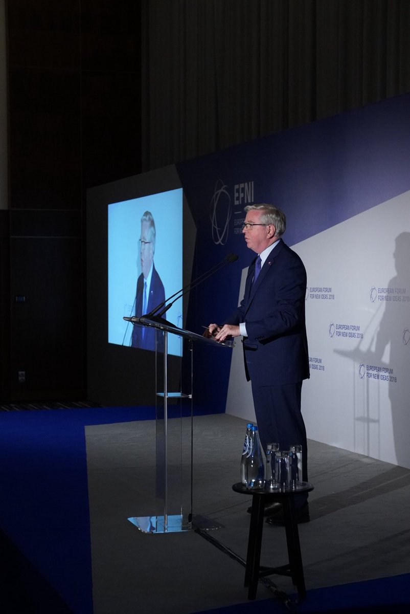 EUinPL's tweet photo. #PatCox na #EFNI2018:
Chciałbym przypomnieć słowa przew. @JunckerEU z #SOTEU:
Odrzućmy wytykający innych palcami nacjonalizm, bądźmy prawdziwymi patriotami. #UE to współpraca, współdecydowanie i solidarność. Nie jest instrumentem podporządkowywania sobie innych. https://t.co/MbI1ib9tTw