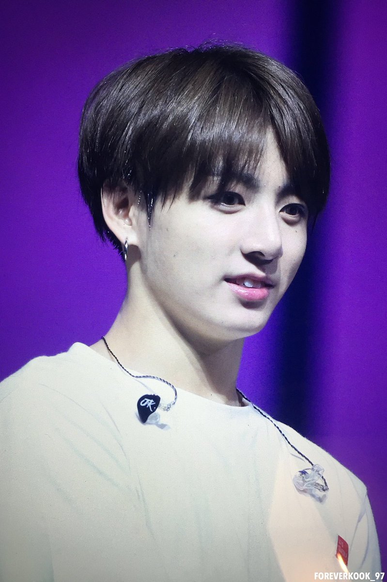 Jeon0191's tweet photo. He is like an angel, sent from heaven😇😘💞❤️❤️❤️🍒💓💝💕💛💛💛💛✨👑😊🍅💞💞❤️👶💎🐰🌻💛 #LoveYouJungKook #정국 #정국이는_9월의_첫번째_기적 #AMAs #BTS #JUNGKOOK #BTSLoveYourselfTour @BTS_twt @FOREVERKOOK_97 https://t.co/H5lW6H0bWP