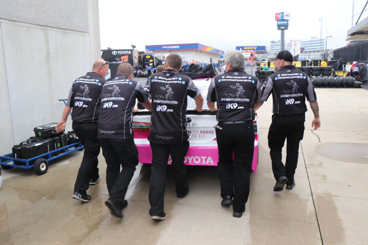 Xtreme_Concepts's tweet photo. This month we are #FueledByHope with @SusanGKomen racing for a cure. Cancer is a terrible disease that has impacted many of our employees and we are focused on raising awareness and donations!!! @GauntBrosRacing @JEarnhardt1 @NASCAR @NASCARonNBC #JeffreyEarnhardt #NASCAR https://t.co/UZdWSkQ8Lv