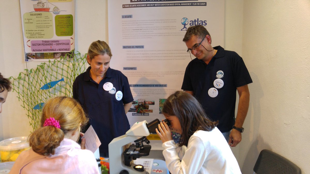 IEOVigo's tweet photo. Dos expertas observando #espiculas #NocheEuropeadelosInvestigadores #ERN18 @eu_atlas https://t.co/qVuqBjjqd5