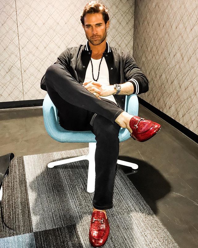 sebastianrulli's tweet photo. Esta foto es en “serio”!! 😐🤪
#serieelqueloentendio #andosimple 😁 #viernes 
#agozar #behappy #piensabonito #estrenandozapatos @adrianasoto1 👟 https://t.co/niDPygeesQ https://t.co/mPngMp7I3j