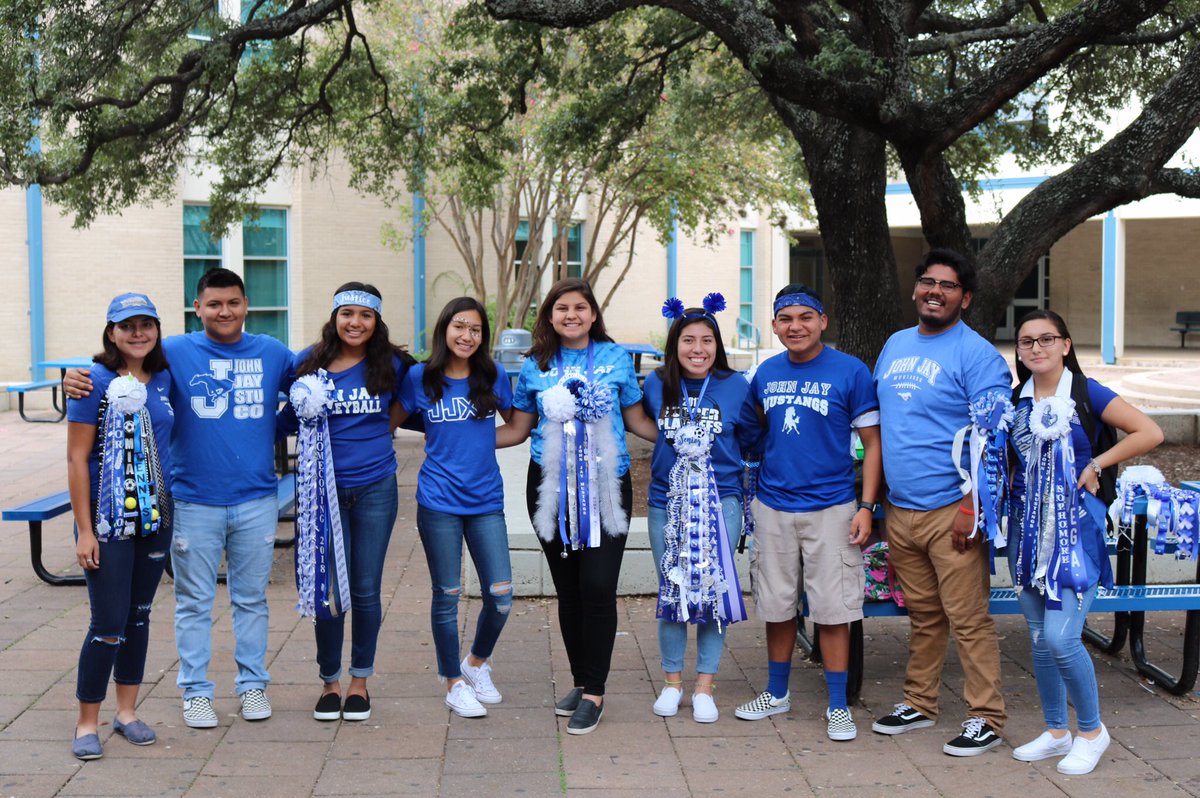 jjhsco2019's tweet photo. Seniors, juniors and Sophomore class officers showing there Mustang pride💙🎉 https://t.co/jXDzKUe0mP