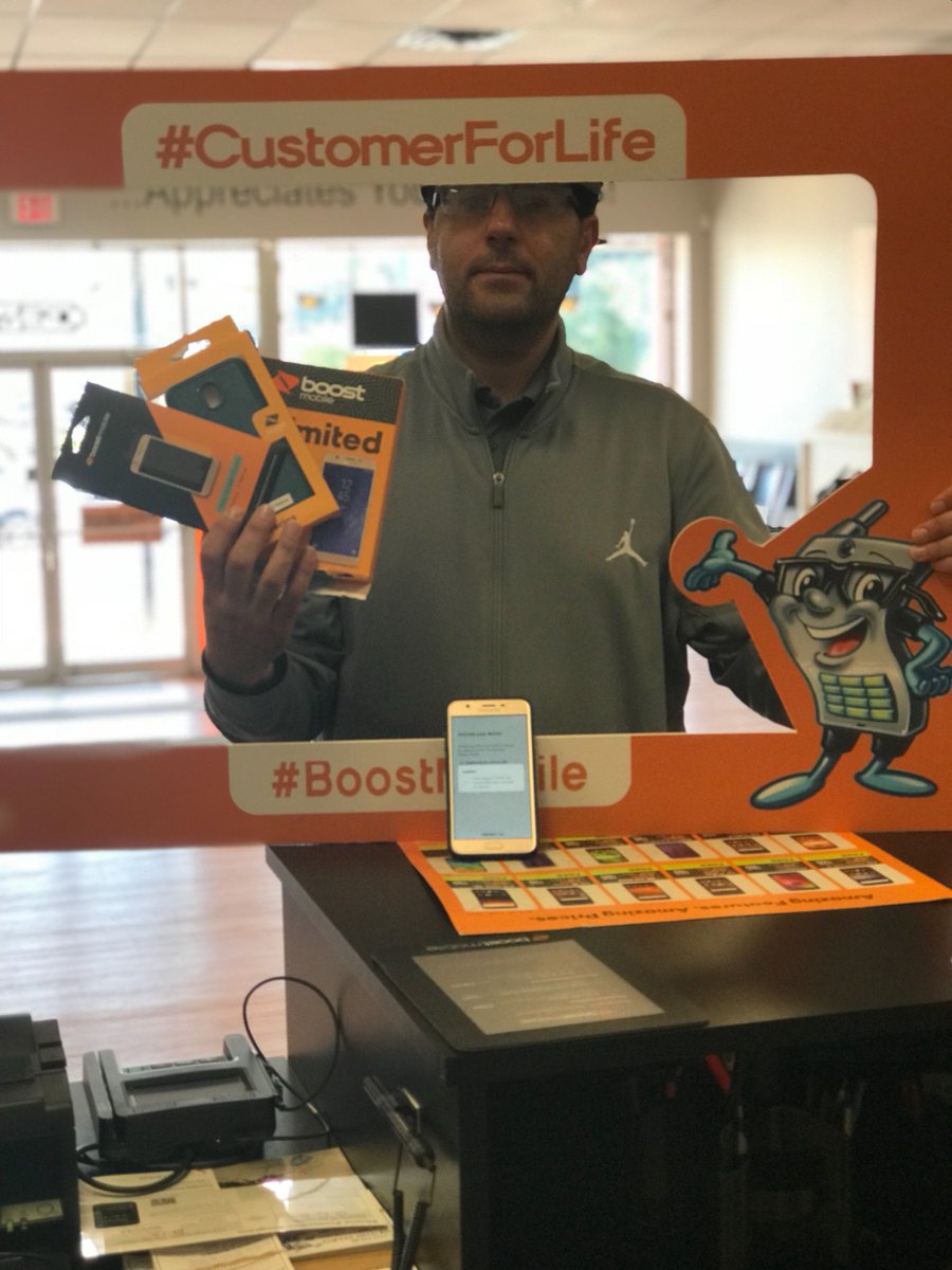 CWBoostMobile's tweet photo. Made the switch from #MetroPCS  👏 Enjoy your #FREE #SAMSUNG #J7Refine  🥳 phone is well protected with a bundle of accessories from @BoostOndigo #UnlimitedPLUS #EasyToSwitch #EasyToSave #CustomerForLife ✅ @gpeters1120 @sarahhyperlink @hyperlinkusa https://t.co/58R7mzcnnc