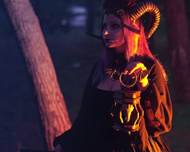 HelheimLab's tweet photo. Another photo of my original character 💀

#originalcosplay #gothicgirl  #witchcraft #witchywoman #witchesofinstagram #esoteric #cosplayphotography #cosplayitalia #mystic #photoshoot #dark #horns https://t.co/7wxGxkB8ON https://t.co/Ac2nC881bC