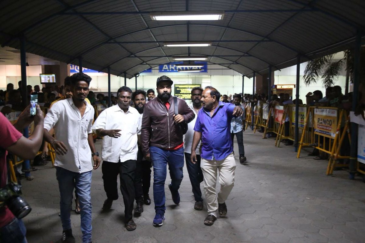 kalakkalcinema's tweet photo. #KingEthiReturns #STR returned from Georgia #VanthaRajavaThaanVaruven  #STR #CCV #strwithsundarc https://t.co/RUt58GAUdY