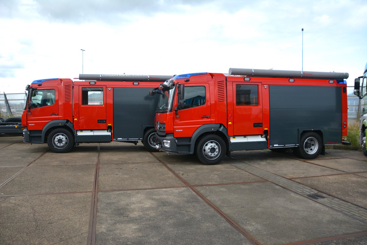 hvvoertuigen's tweet photo. En de volgende twee @MercedesTruckNL met @RosenbauerGroup opbouw van de @vrh staan klaar voor op-af en inbouw bij @DRVGROEP Foto @hvvoertuigen https://t.co/vH1hSWy5yx