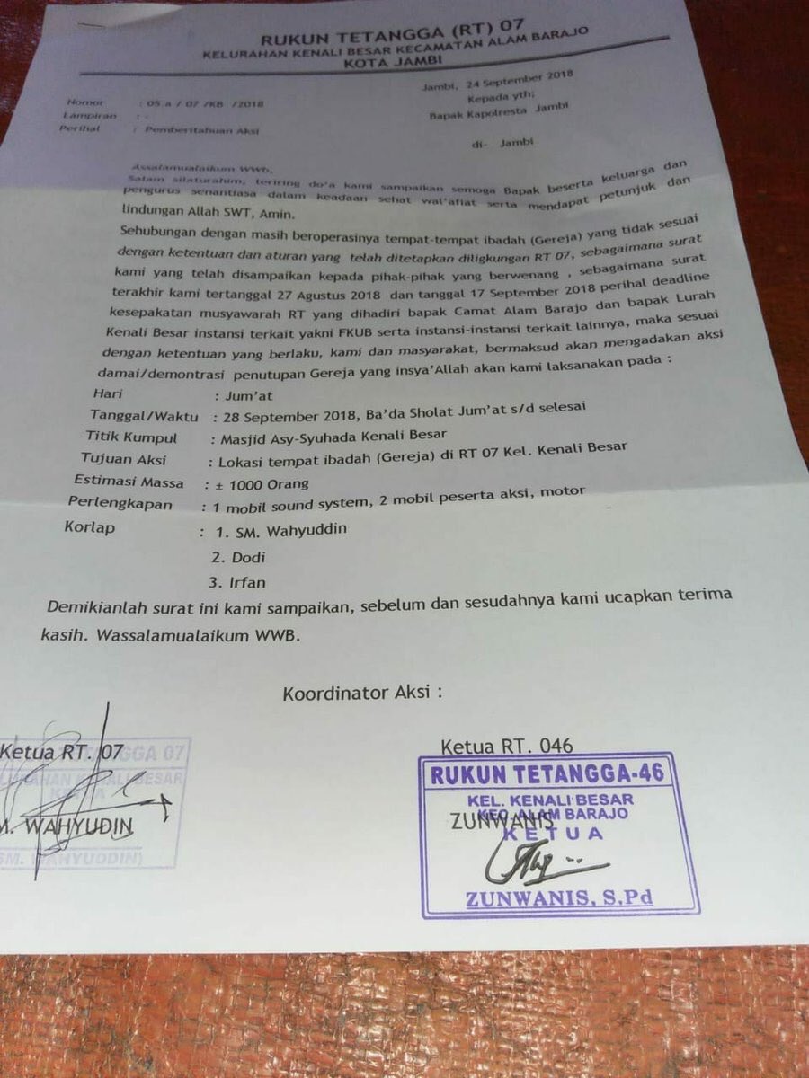 FerryMaitimu's tweet photo. Kiranya Tuhan Yesus berperkara dan melawat dengan kuasa-Nya atas Propinsi Jambi. 

Tiga Gereja: Gereja HKI, METHODIST, GSJA Jambi yang berdiri bertahun2 disegel dengan alasan ijin. Ibadah harus seizin saudara2 muslim di Jambi. Umat Kristen di Jambi harus tetap kuat iman ya, 😣🙏 https://t.co/WeTCYXjXYI