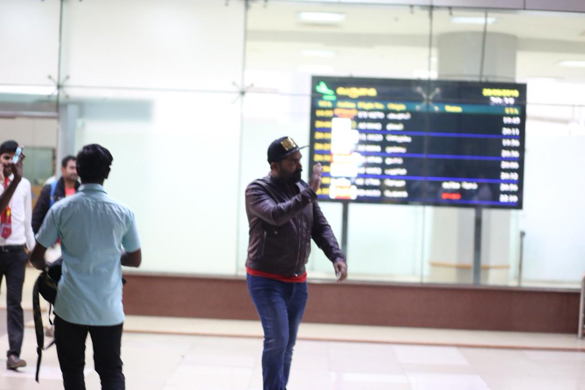 STRArmy_Offl's tweet photo. A Grand Welcome for #STR from fans at the airport, as he returned from Georgia to Chennai
(Set -1)
#EthiisBack #KingEthiReturns https://t.co/6K96o7UFvy