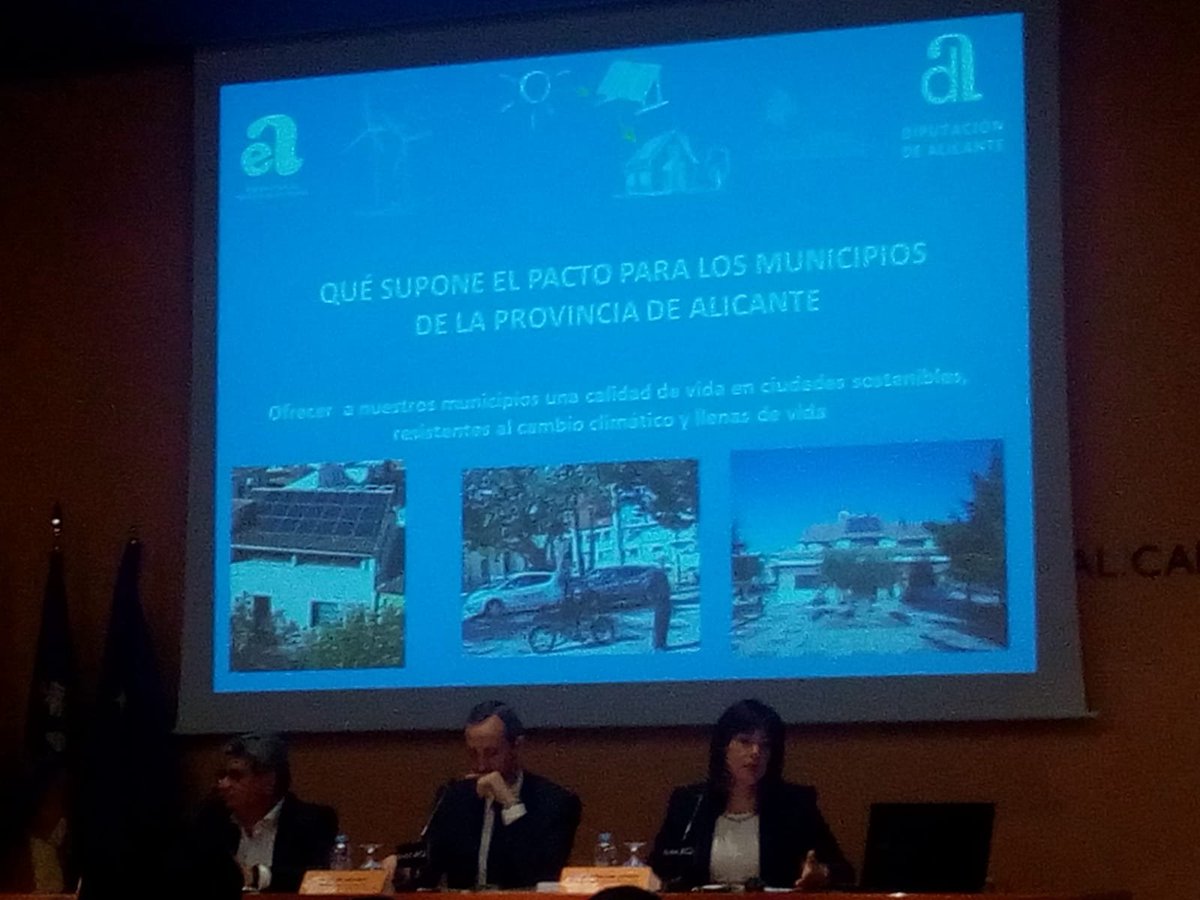 CMup2city's tweet photo. Estuvimos en la charla de movilidad eléctrica como estrategia para la reducción de emisiones, en #Alicante. Lalo explicó unas pequeñas pautas para entender la legislación actual del transporte eléctrico.
#infraestructura #puntosdecarga #recargabaterias #up2city #AVVE # https://t.co/aHYNj9ZYn6