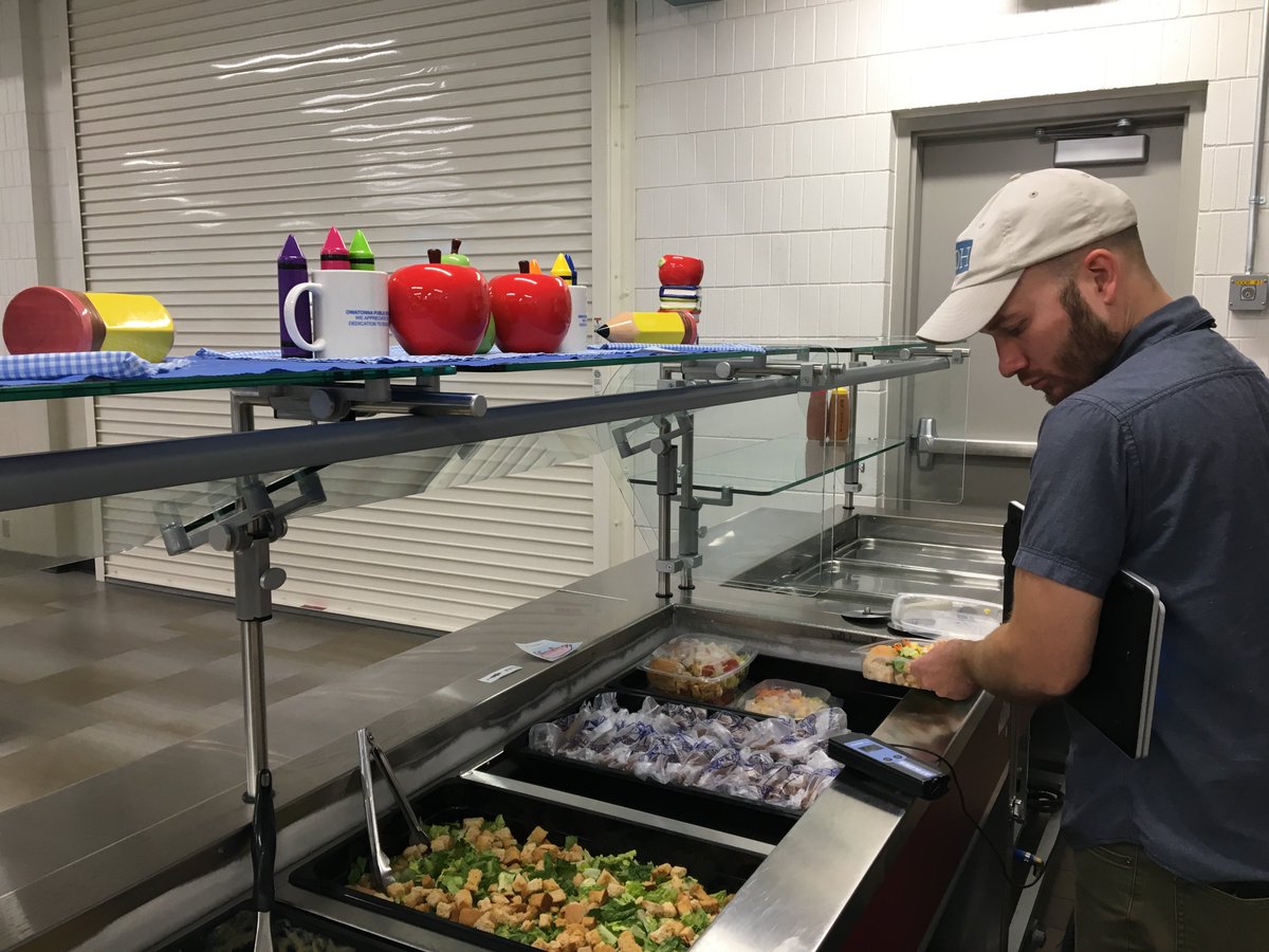 mnhealth's tweet image. Our health inspectors are out inspecting school cafeterias to ensure the food is safe to eat. In Minnesota, no child is denied a nutritious lunch or shamed for not having sufficient funds to pay for their meal. #BetterMN #NoKidHungry #EndHunger health.state.mn.us/divs/eh/food/n…