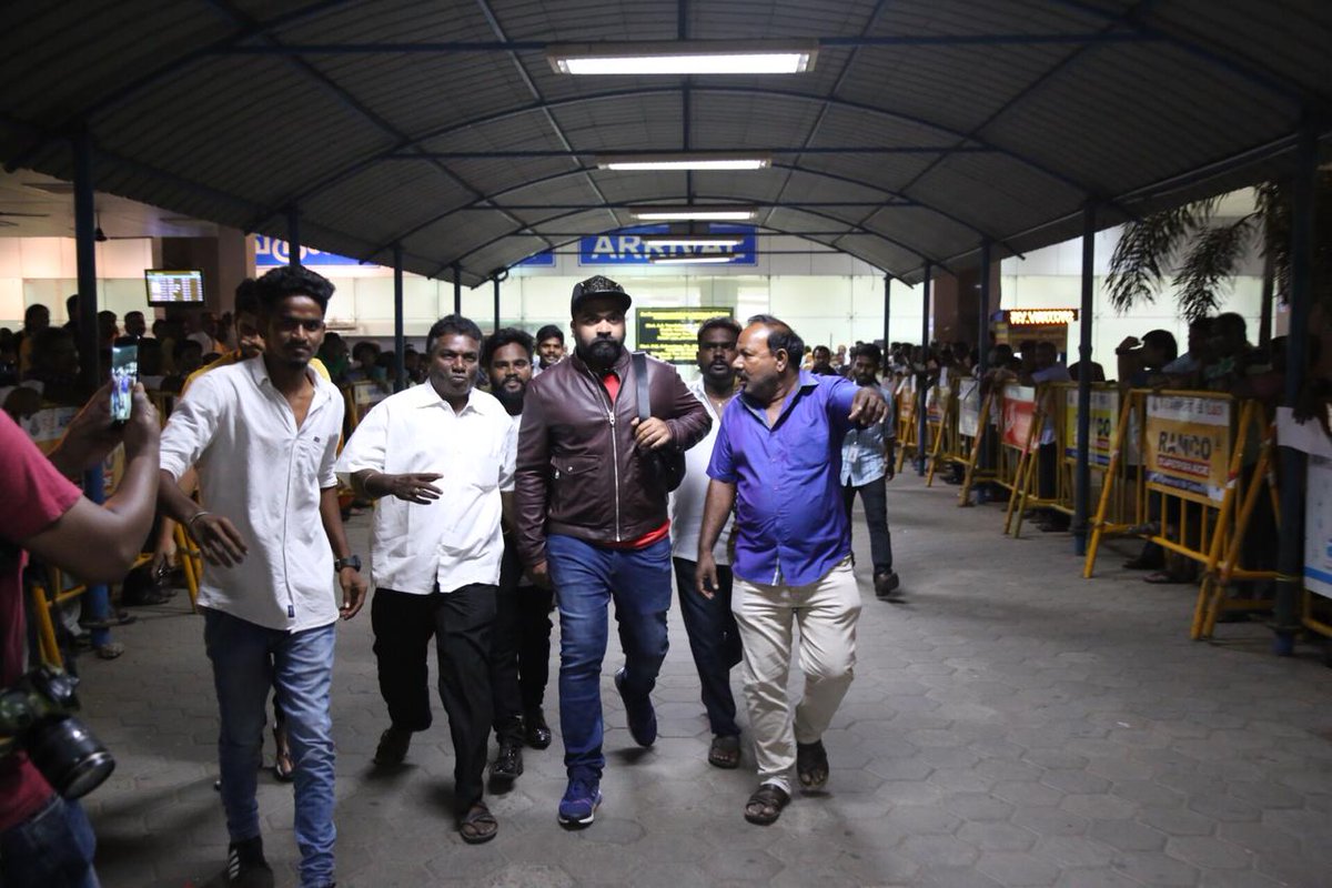 KollywoodCinima's tweet photo. #KingEthiReturns Pic 02 #VanthaRajavaThaanVaruven #STR #CCV #ChekkaChivaanthaVaanam #Ethi #EthiReturn https://t.co/a5DlqB1J92