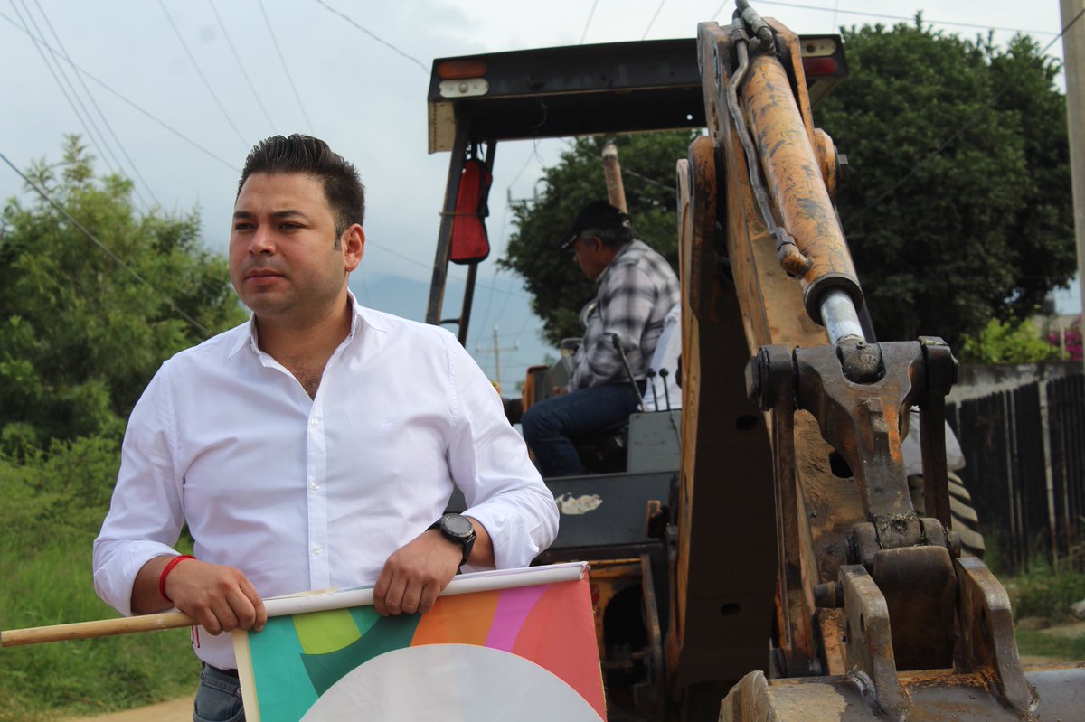 _RaulCruz_'s tweet photo. Con una inversión de 4.8 MDP se realiza la construcción de 2,080. 95 M2 de pavimento con concreto hidráulico de la calle Emiliano Zapata entre las calles de Nardos y Tulipanes y Tulipanes entre la calle Emiliano Zapata y Paraíso de la Col. Ampliación Santa Lucía. https://t.co/IO8hW2HON8