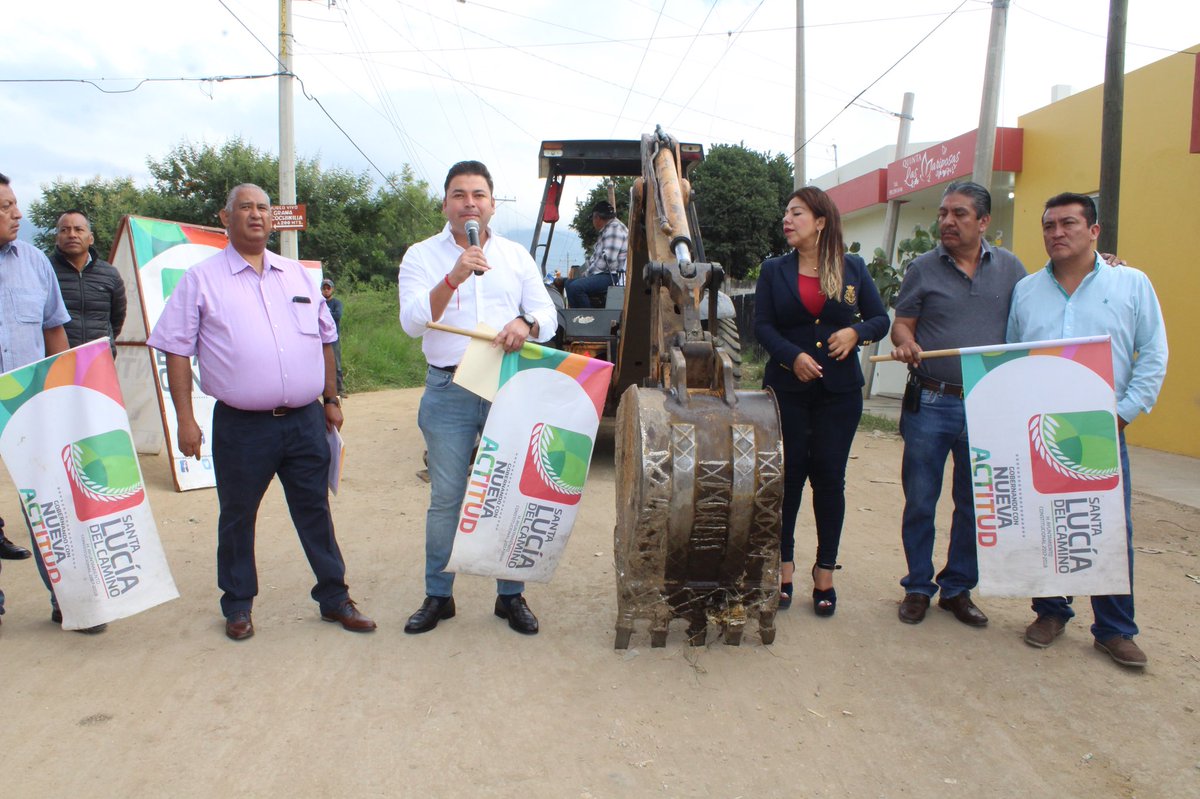_RaulCruz_'s tweet photo. Con una inversión de 4.8 MDP se realiza la construcción de 2,080. 95 M2 de pavimento con concreto hidráulico de la calle Emiliano Zapata entre las calles de Nardos y Tulipanes y Tulipanes entre la calle Emiliano Zapata y Paraíso de la Col. Ampliación Santa Lucía. https://t.co/IO8hW2HON8