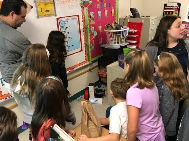WashingtonElem's tweet photo. Thx, Mr. Willson &amp; Emily, 4 bringing in ur 3-D printer 2 show us how 2 create a 3-D dinosaur. Mrs. Peter's Ss learned a lot! Pretty amazing! https://t.co/XCwMSrvO7o