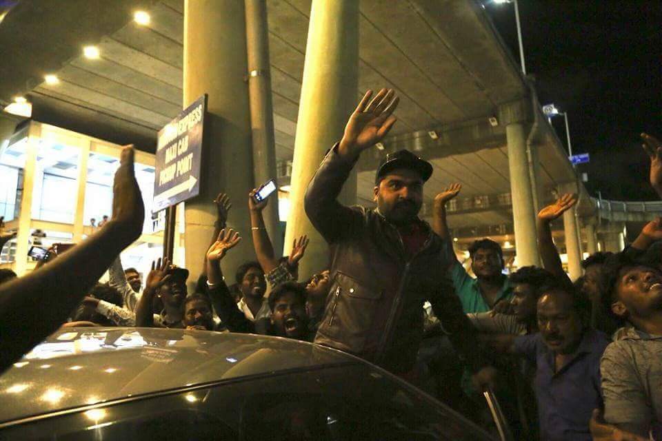 STRArmy_Offl's tweet photo. A Grand Welcome for #STR from fans at the airport, as he returned from Georgia to Chennai
(Set -2)
#EthiisBack #KingEthiReturns https://t.co/K0MlBjnZpW