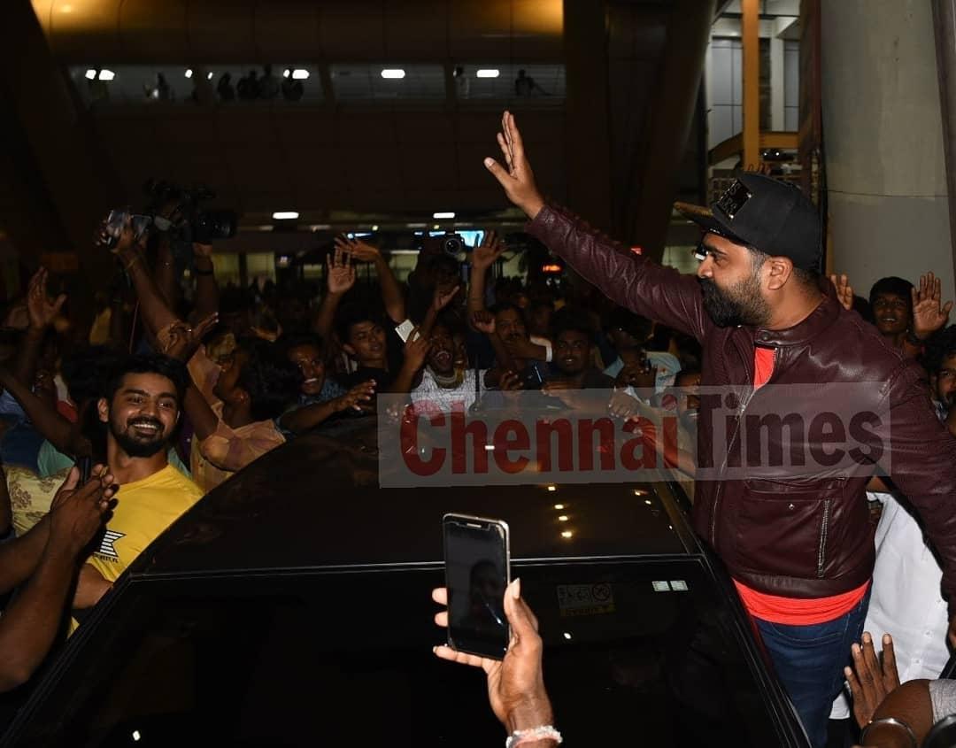 STRArmy_Offl's tweet photo. A Grand Welcome for #STR from fans at the airport, as he returned from Georgia to Chennai
(Set -2)
#EthiisBack #KingEthiReturns https://t.co/K0MlBjnZpW