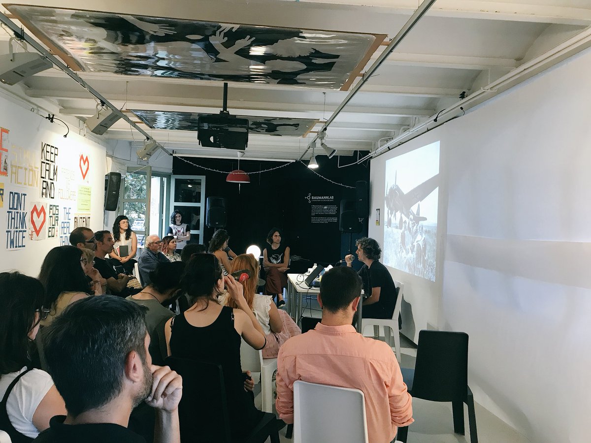 MaticsBarcelona's tweet photo. Tret de sortida del #VSLTNT amb Enric Luján, professor de ciències polítiques de la UB i cofundador de https://t.co/FrFNy4W3x2, amb la conferència “Fuck off Google” https://t.co/LBjPaX7P1q