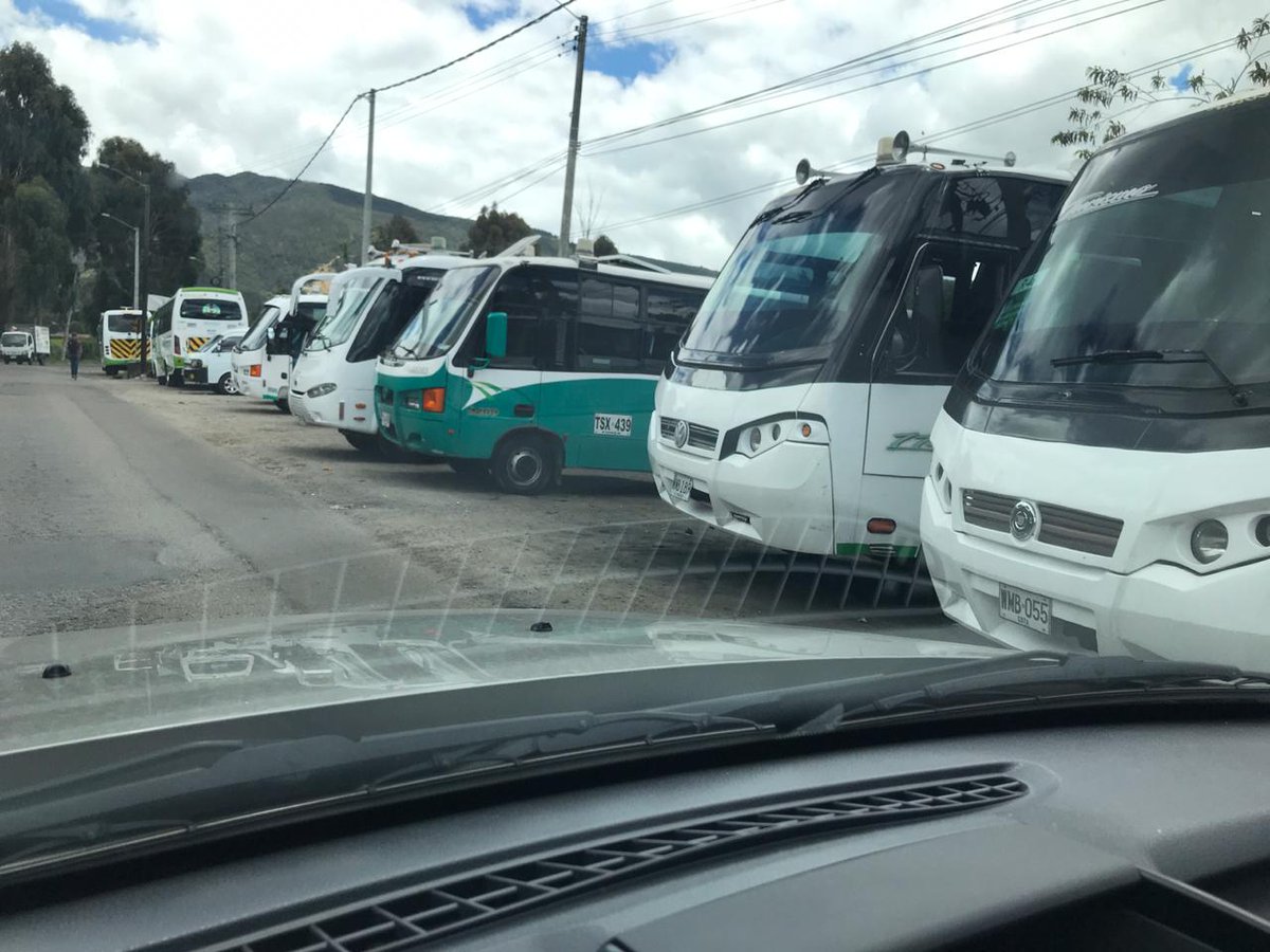 JGaviriaRes's tweet photo. @Bocarejo_JP @SectorMovilidad #AndenesParaPeatones #ViaArrayanes el andén (Sí así se puede llamar) de la vía Arrayanes se ha convertido en estacionamiento de buses escolares y cambuches de venta de cerveza y fritanga con los policías comiendo ahí! ¿hasta cuándo? https://t.co/idopmju0Ko