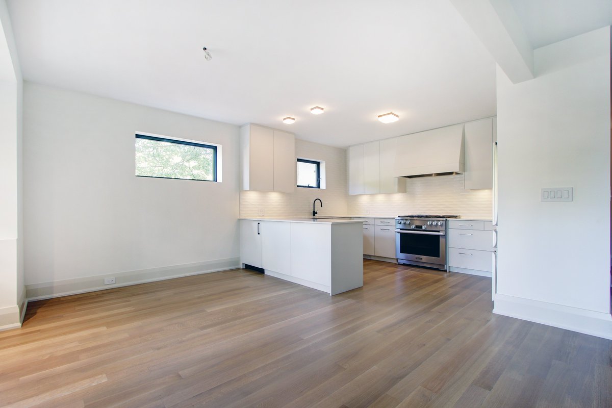 CoreAssetsRE's tweet image. Originally built in 1928, this charming home has been rebuilt from the ground up, then converted into 2 luxurious condominiums. The largest suite (126 Hudson) is a sprawling 2,616 square feet spanning over two floors - the main &amp;amp; lower level. Details here: bit.ly/2xWYOo1