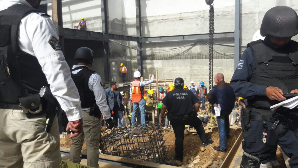 RedaccionO's tweet photo. Rescatistas confirmaron la muerte de uno de los trabajadores sepultados en la construcción del Gran Hotel Fiesta Americana frente El Llano. Uno más fue rescuperado con vida. https://t.co/oJ3FneIpxm