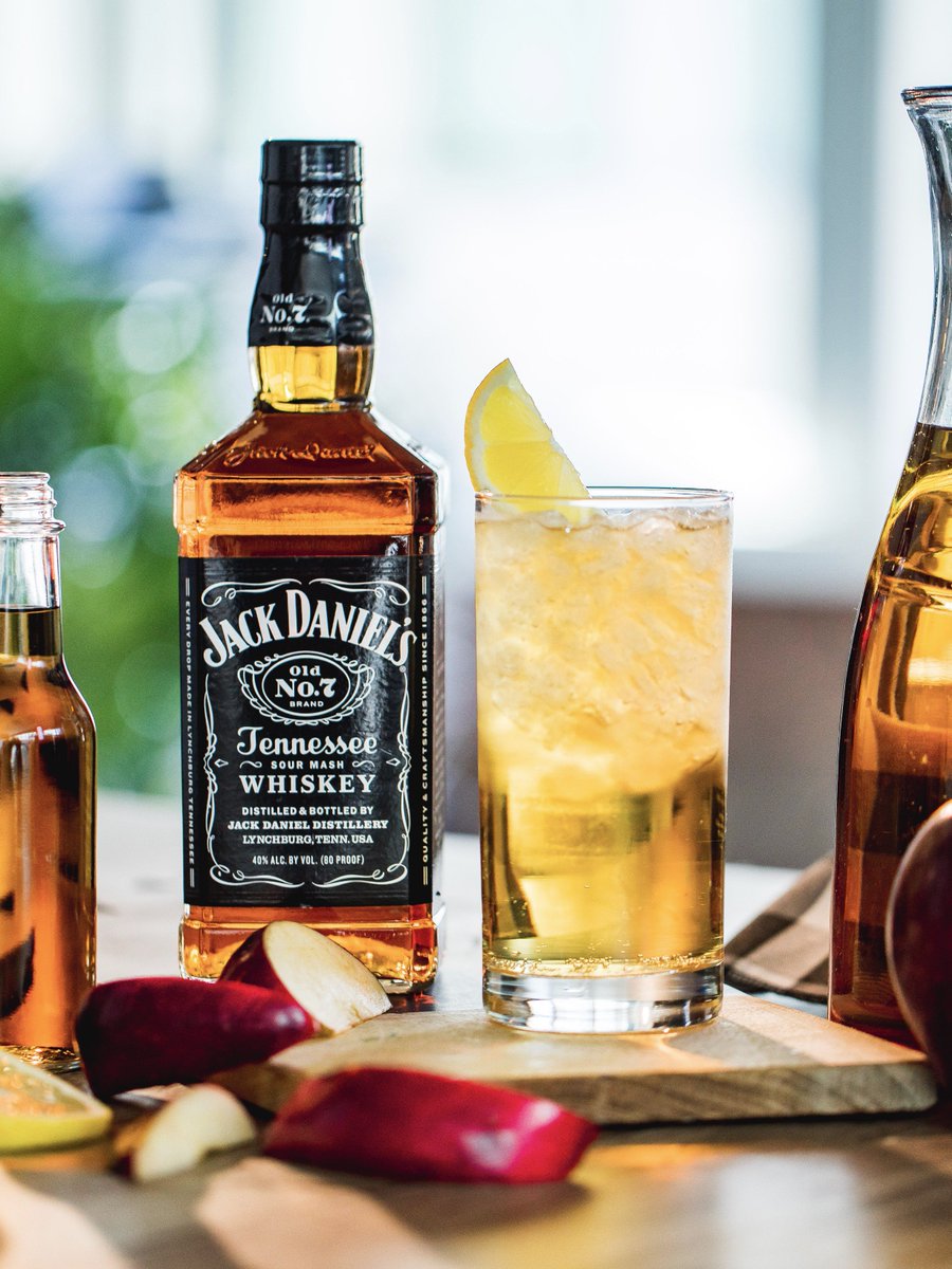 JackDaniels_US's tweet photo. We’ll make the Tennessee Whiskey. You make
it autumn-appropriate. Here’s how to craft a
Spiced Apple Jack Cocktail:
35 ml Old No.7
15 ml Amaretto
60 ml of Apple Juice
Top with Ginger Beer
Stir and Enjoy
#JackDaniels https://t.co/EElQRh4Ny2