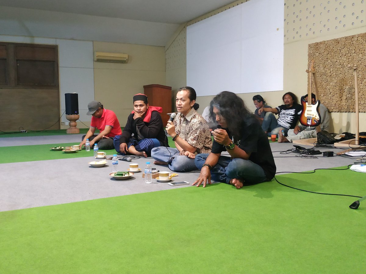 suluksurakartan's tweet photo. Basis budaya lokal paling ideal utk manusia. Dalam budaya lokal dikenal dengan mengambil apa yang secukupnya saja sesuai kuota masing2. Tapi saat ini di budaya modern dijejali untuk mempunyai dan memiliki banyak hal sampai over kuota.
- Pak Munir
#SSSept https://t.co/BcHYPyACIa