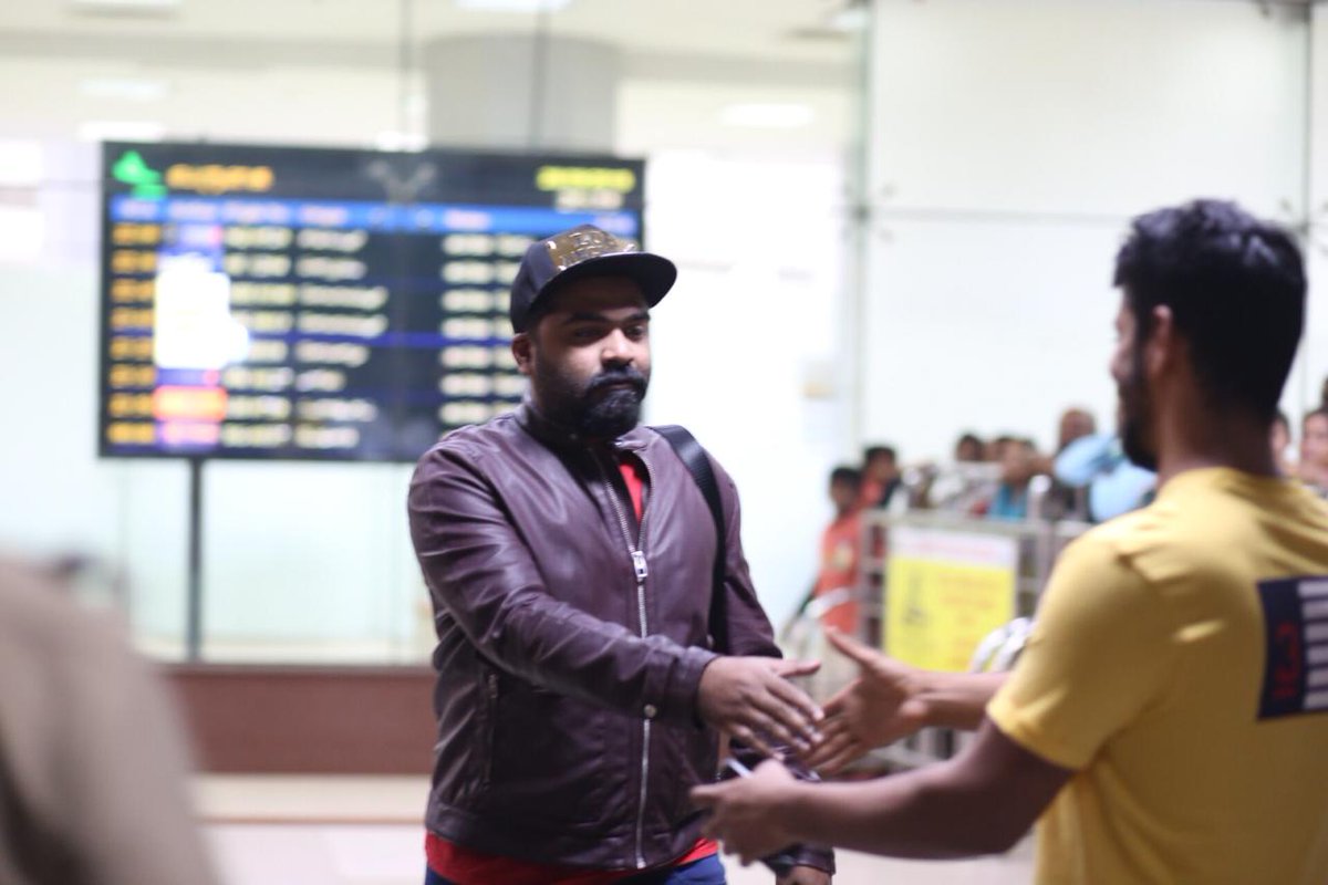 LMKMovieManiac's tweet photo. #STR's Uyir Nanban @MahatOfficial was there at the Chennai airport to receive him, along with numerous fans. #KingEthiReturns #EthiisBack https://t.co/THyfrGyGHx