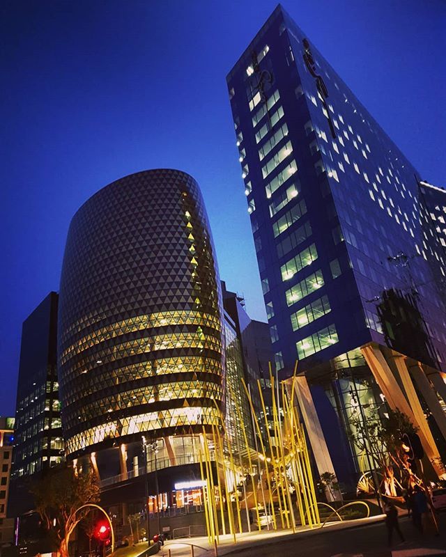 araijain's tweet photo. The new face of #Sandton Area @SamsungSA @samsungmobilesa #GalaxyNote9 #Gamechanger #DoBiggerThings #shotwithmygalaxy #Johannesburg #SouthAfrica #TheLifesWay #Photoyatra #aashishRai #Blogger #SocialMediaInfluencer #Travel #SeePlaces #Jozi #TravelIdeas #WeekendTrip #walkingwi… https://t.co/zljkpYK0W7
