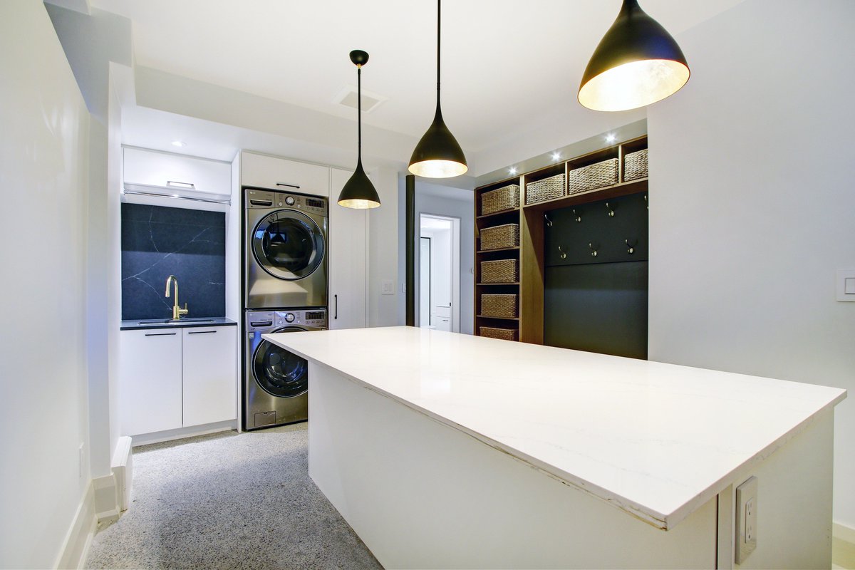 CoreAssetsRE's tweet image. Originally built in 1928, this charming home has been rebuilt from the ground up, then converted into 2 luxurious condominiums. The largest suite (126 Hudson) is a sprawling 2,616 square feet spanning over two floors - the main &amp;amp; lower level. Details here: bit.ly/2xWYOo1