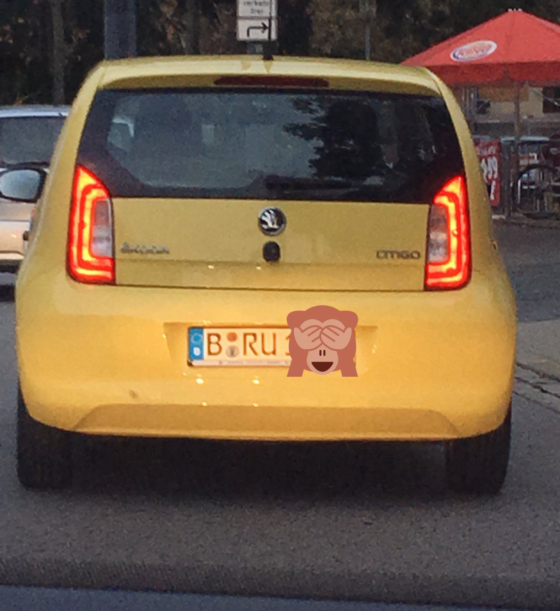 HannaCreative's tweet photo. Just spotted a fellow BRU 😂☺️🙌🏻 @Dannmace https://t.co/fetyKwUIUG