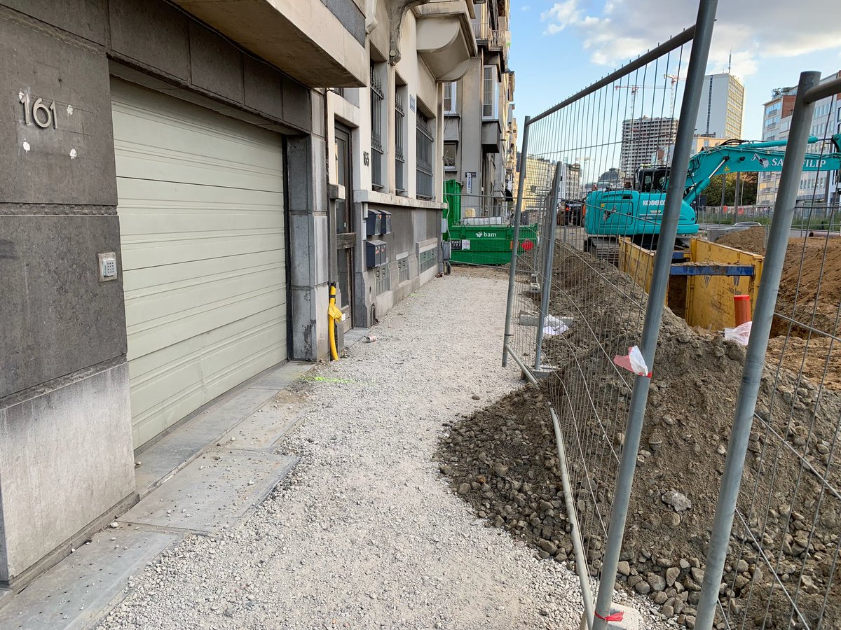 Lars_Helsen's tweet photo. @Stad_Antwerpen @Noorderlijn Onnodig en zonder communicatie parkings blokkeren (wagens binnen) lijkt me niet de bedoeling? Kon perfect open gelaten worden. Gans het weekend? Maandag naar het werk? #gezondverstand https://t.co/4NImGCHsRf