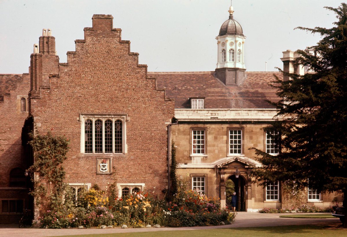 HE_EoE's tweet photo. In 2018, we're celebrating the #architecture of the East of England with an A-Z #ArchAlpha
A thread of architectural terms starting with the letters R and S... beginning with 'S is for Stepped Gable', showcased here at Trinity Hall, #Cambridge https://t.co/qN4Ffj8Ntw